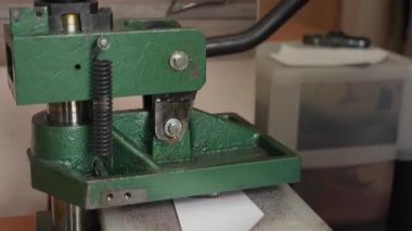 Bir tabakçı atölyesinde basın mensubu olarak çalışır.