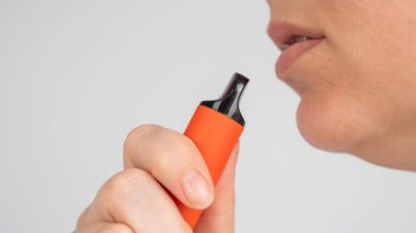 Beyaz kadın tek kullanımlık tüttürüyor.