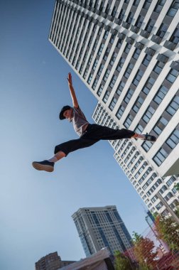 Bir kız trambolinde jimnastik yapıyor.