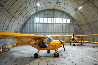 Sarı uçak, hangarda.