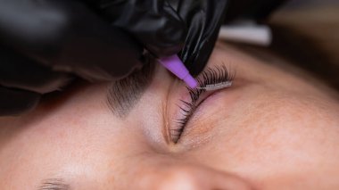 Salonda Profesyonel Kirpik Uzatma Uygulama Süreci