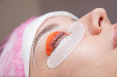 Profesyonelce kaplama ve kirpik boyama süreci.