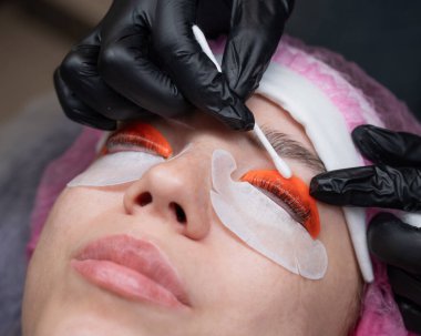 Beyaz kadın kirpik temizleme prosedüründen geçiyor.