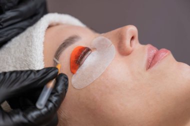 Beyaz kadın kirpik temizleme prosedüründen geçiyor.