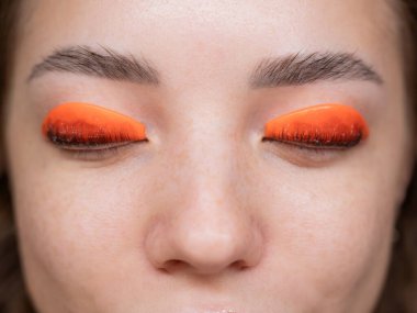 Kirpik kaplama prosedüründen geçen beyaz bir kadın. Üst görünüm