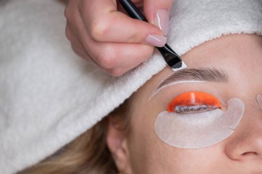 Beyaz kadın kirpik temizleme prosedüründen geçiyor.