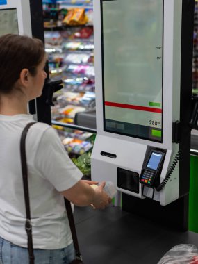 Bir kadın kendini kontrol eden eşyaları tarar.