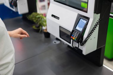 Bir kadın kendini kontrol etme makinesi kullanır.