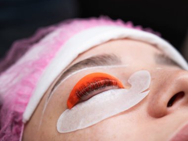 Beyaz kadın kirpik temizleme prosedüründen geçiyor.