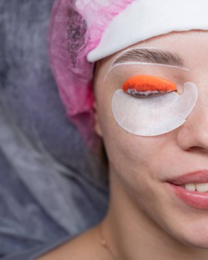 Kirpik kaplama prosedüründen geçen beyaz bir kadın. Üst görünüm