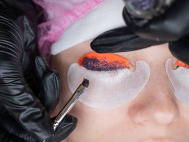 Profesyonelce kaplama ve kirpik boyama süreci.