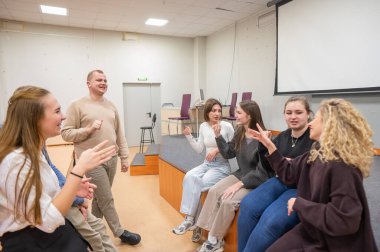 İşitme engelli öğrenciler üniversitedeki tatillerde iletişim kuruyorlar.