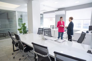 Meslektaşlar kahve içip iş arasında konuşurlar.