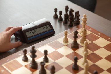 Orta yaşlı beyaz bir adamın satranç oynaması yakındır.