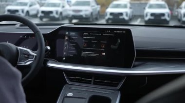 Modern bir arabanın elektronik cihaz paneli