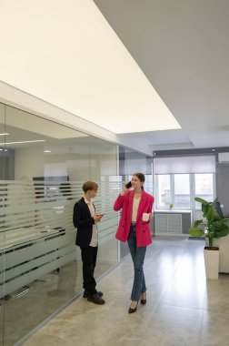 Meslektaşlar iş aralarında akıllı telefon kullanırlar