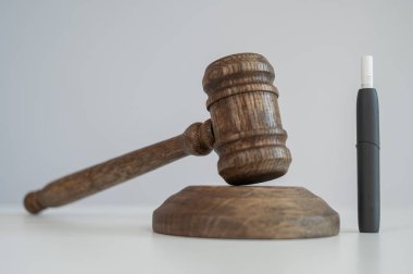 Hakimler tokmak ve elektronik sigara. Tütün ısıtma sistemi