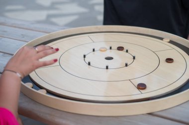 Stratejik Oyun Parçaları Tahta Tahta Crokinole üzerinde