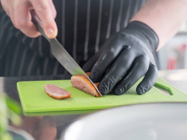 Şef ördeği dilimliyor.