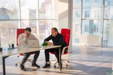 İki Kafkasyalı iş yerinde sorunları çözer