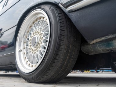 Özel Araba Tekerleği ve Tekerlek Mükemmelliğinin Yakın Çekimi