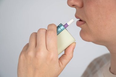 Elektronik sigara içen beyaz bir kadın. Tütün ısıtma sistemi