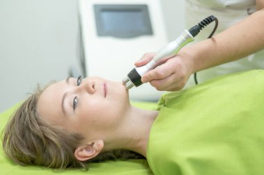 Beyaz kadın, güzellik salonunda radyo dalgası RF kaldırma prosedüründen geçiyor.