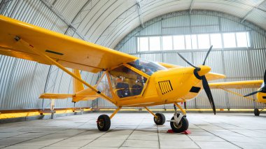 Sarı uçak, hangarda.