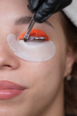 Beyaz kadın kirpik temizleme prosedüründen geçiyor.