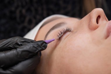 Salonda Profesyonel Kirpik Uzatma Uygulama Süreci