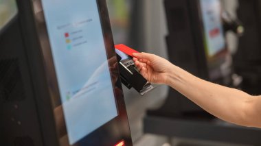 Modern Perakende Mağazasında Canlı Alışveriş Deneyimi