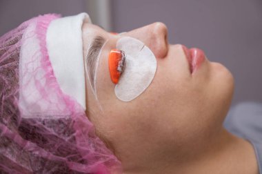 Beyaz kadın kirpik temizleme prosedüründen geçiyor.