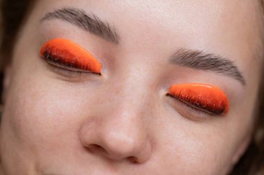 Kirpik kaplama prosedüründen geçen beyaz bir kadın. Üst görünüm