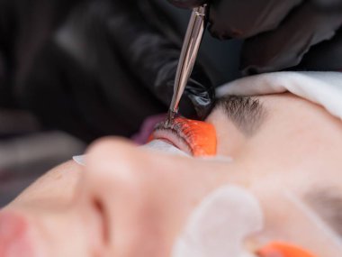 Profesyonelce kaplama ve kirpik boyama süreci.