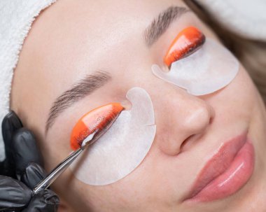 Beyaz kadın kirpik temizleme prosedüründen geçiyor.