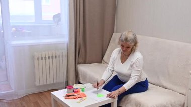 Olgun kadın çocuk plastiklerinden heykel yapıyor.