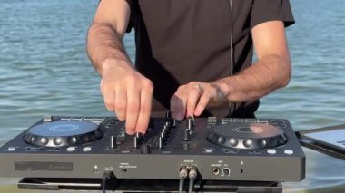 Dışarıda çalışırken DJ 'lerin ellerini kapat.