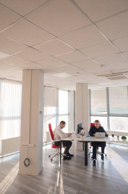 Bir ofiste çalışan iki beyaz adam.