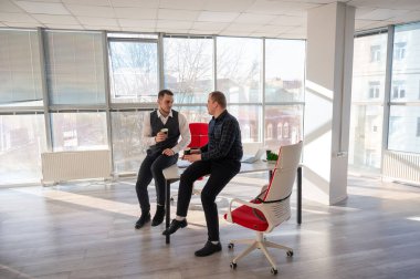 İş arkadaşları ofiste kahve içiyor.