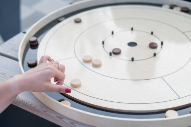 Stratejik Oyun Parçaları Tahta Tahta Crokinole üzerinde
