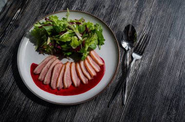 Kızarmış ördek bir tabakta parçalara ayrılmış.