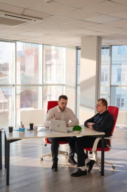 İki Kafkasyalı iş yerinde sorunları çözer