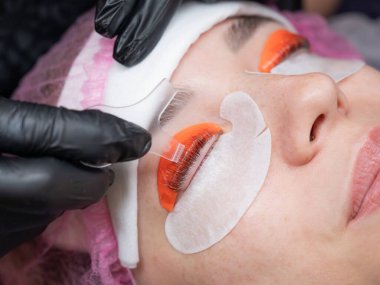 Beyaz kadın kirpik temizleme prosedüründen geçiyor.