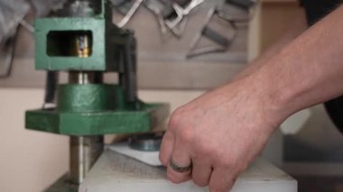 Bir tabakçı atölyesinde basın mensubu olarak çalışır.