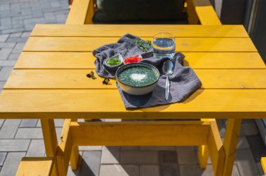 Bir kafede geleneksel Rus yemeği. Okroshka 'nın manzarası bir yaz kafesinde masanın üstünde.