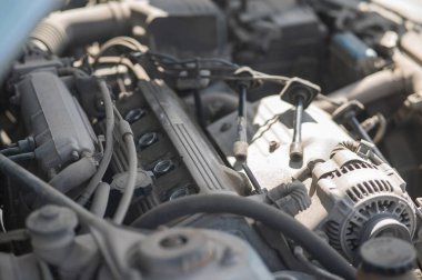 Arabanın kaputunun altında sökülmüş bujiler var.