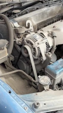 İşlem sırasında araba alternatör kayışı