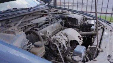 Araba kaputu açık olarak çalışır.