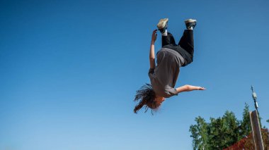 Bir kız trambolinde zıplıyor