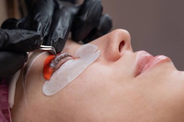 Beyaz kadın kirpik temizleme prosedüründen geçiyor.